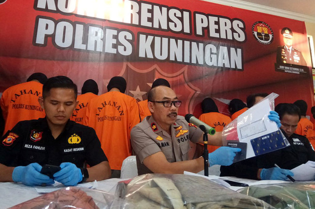 Wakapolres Kuningan Kompol Hilman Muslim didampingi Kasat Reskrim AKP Reza Falevi saat menunjukan barang bukti transfer uang yang diterima tersangka. (Andri Yanto)