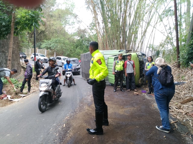 Truk terguling di Bandung Barat.