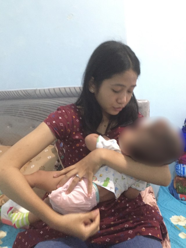 Dina Oktavia bersama bayinya yang mengidap hydrocephalus. Foto: Yuana Fatwalloh/kumparan 