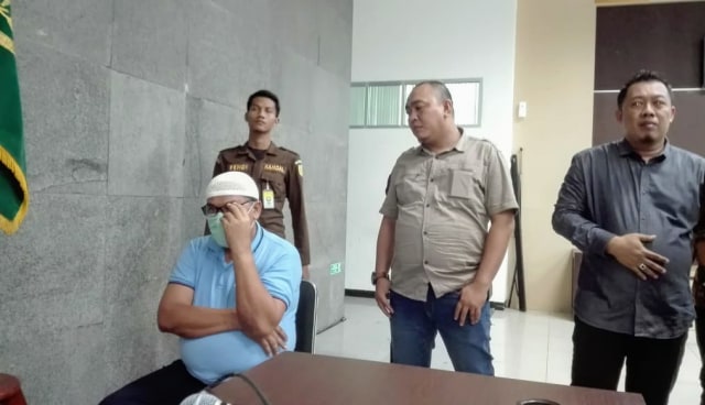 Terdakwa buronan kasus mark up proyek di PT Pusri Palembang saat diamankan di Kejati Sumsel. (foto: istimewa)