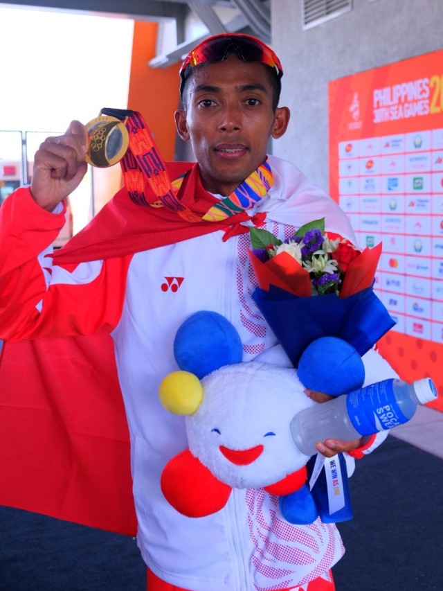 Atlet lari maraton Indonesia Agus Prayogo meraih medali emas SEA Games 2019.  Foto: Dok. NOC_INA