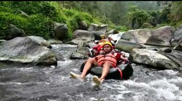 Basah dan Serunya Wisata Guci River Tubing