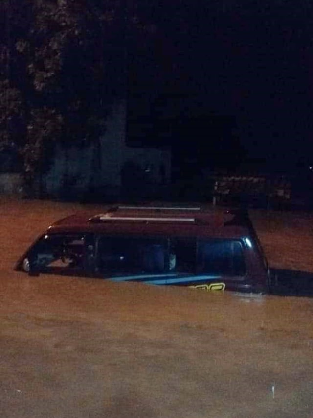 Mobil terendam banjir bandang di Kabupaten Bandung.  Foto: Dok. Istimewa