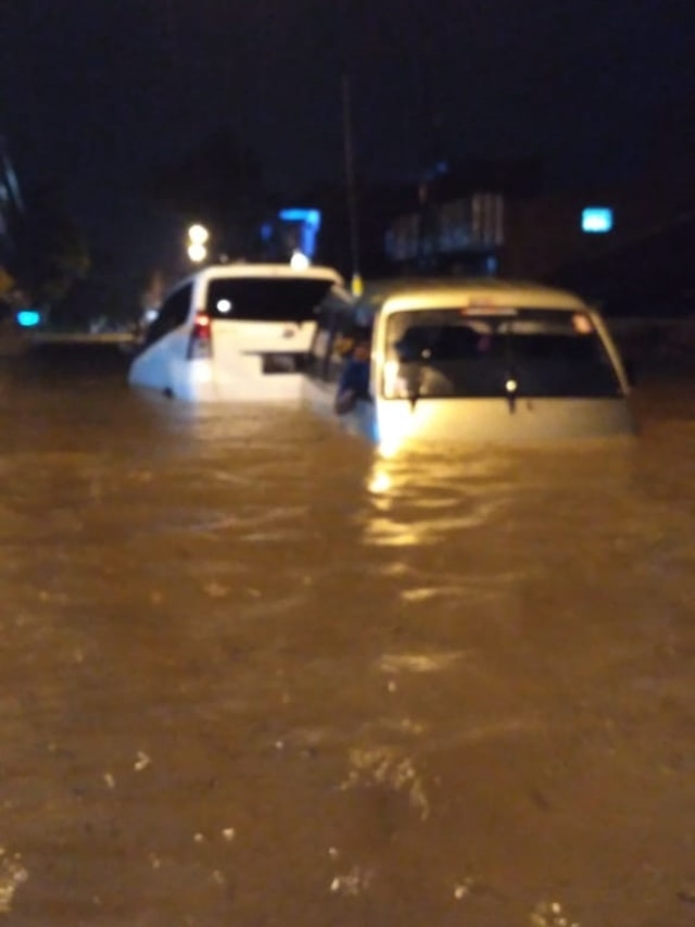 Mobil terendam banjir bandang di Kabupaten Bandung.  Foto: Dok. Istimewa