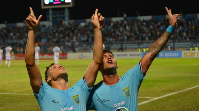 Pemain Persela Rafael Goncalves (kiri) bersama Alex Dos Santos Goncalves, merayakan gol dalam pertandingan lanjutan Liga 1 2019 di Stadion Surajaya Lamongan. Foto: ANTARA FOTO/Syaiful Arif