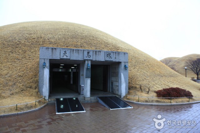 Melihat Makam Raja Dinasti Silla Bentuknya Mirip Bukit 