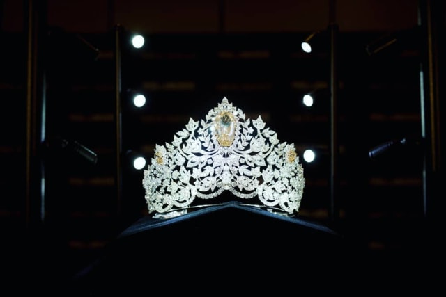 Mahkota Miss Universe 2019, 'Power of Unity', diperkenalkan di Atlanta Mariott Marquis, Georgia, pada Kamis (5/12) waktu setempat. Foto: Instagram/@mouawadjewelry
