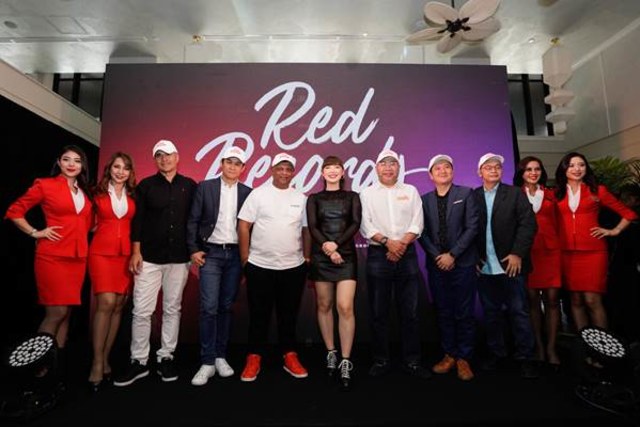 Tony Fernandes CEO of AirAsia (5 dari kiri) saat peluncuran RedRecords di Chow Kit Hotel, Kuala Lumpur, Malaysia, Jumat (6/12) foto: AirAsia/Universal Music Group 