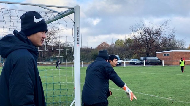 Kiper Garuda Select, Erlangga Setyo (kiri), menyaksikan para pemain Garuda Select yang menjalani latihan di Inggris. Foto: Instagram/@mysupersoccer