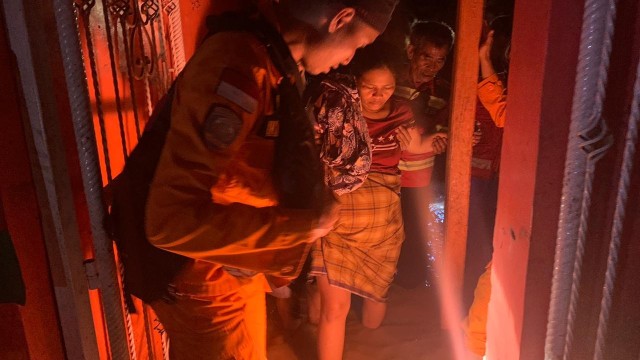 Warga Banjaran Kabupaten Bandung dievakuasi oleh petugas saat banjir menerjang, Jumat (6/12) malam. (Foto: dok. Basarnas)
