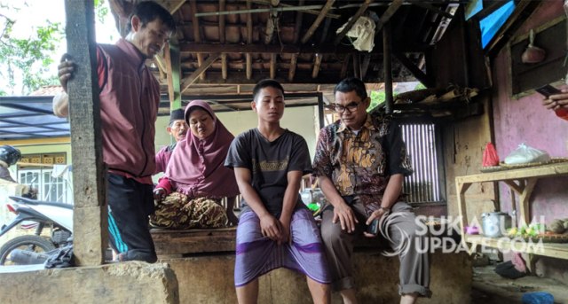 Asari (16 tahun), korban selamat bencana longsor di Kampung Cidadap RT 10/02 Desa Muaradua, Kecamatan Kadudampit, Kabupaten Sukabumi berbincang dengan Wakil Bupati Adjo Sardjono, Sabtu (7/12/2019). | Sumber Foto:Oksa BC