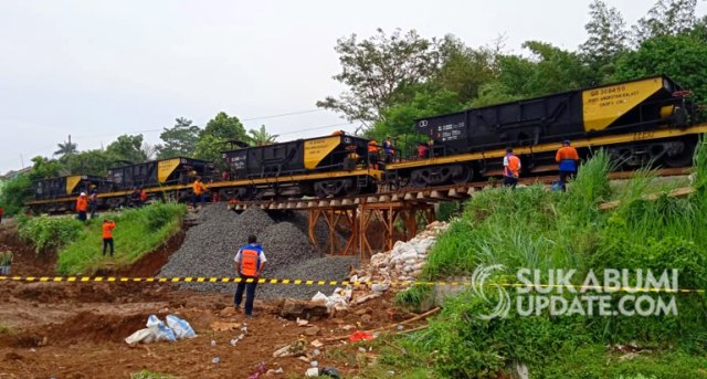Pekerja membangun jembatan sementara di lokasi rel longsor kilometer 28+200, Kampung Cicewol, Desa Mekarsari, Kecamatan Cicurug, Kabupaten Sukabumi, Sabtu (7/12/2019). | Sumber Foto:Syahrul Himawan