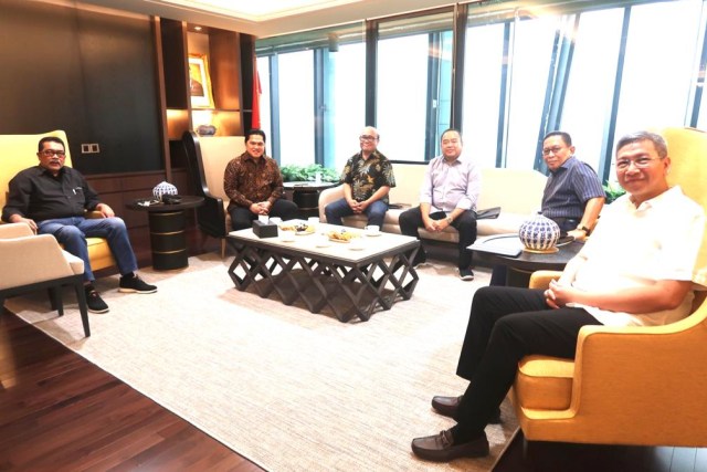 Erick Thohir bersama Dewan Komisaris Garuda