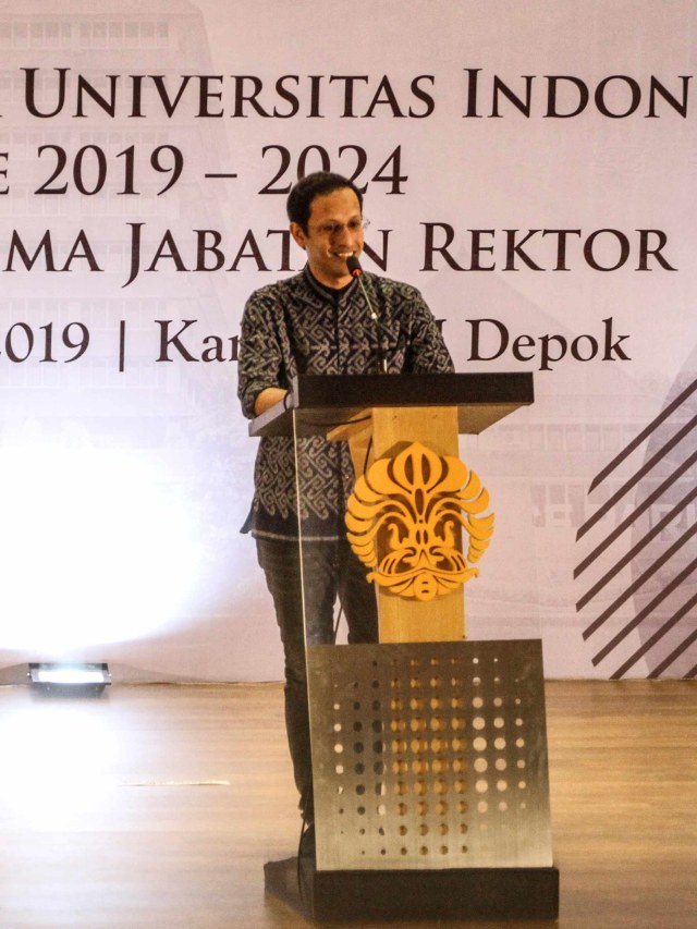 Menteri Pendidikan dan Kebudayaan Nadiem Makarim memberikan sambutan pada pelantikan rektor UI di kampus Universitas Indonesia, Depok, Jawa Barat. Foto: ANTARA FOTO/Asprilla Dwi Adha