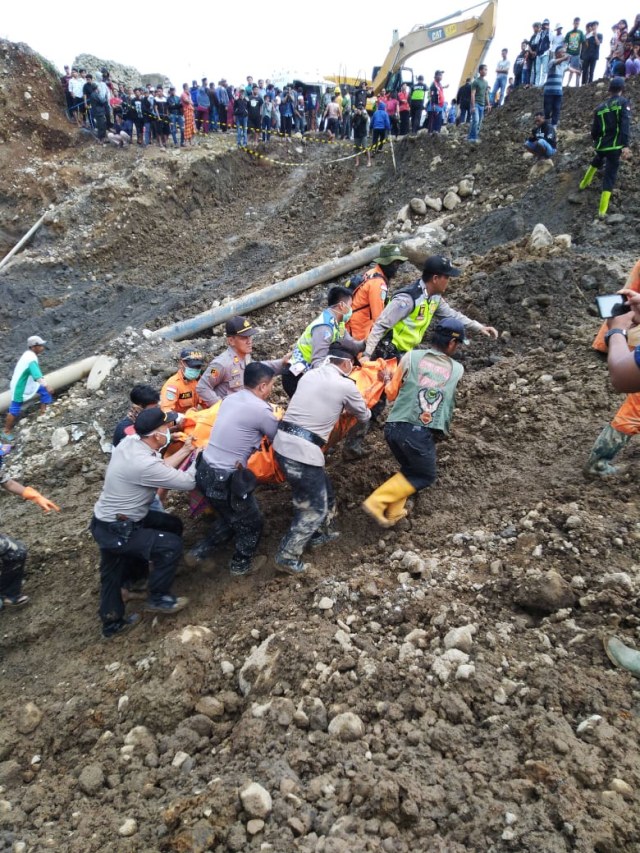 Petugas SAR mengevakuasi pekerja galian di Cianjur yang ditemukan meninggal dunia akibat longsor. Foto: Dok. SAR Bandung