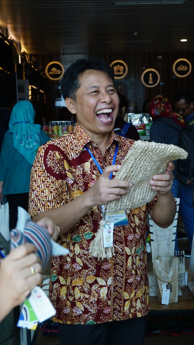 Kepala Otoritas Jasa Keuangan (OJK) DIY, Untung Nugroho, saat memegang produk UMKM yang ada di Yogyakarta International Airport (YIA), Sabtu (7/12/2019). Foto: adn.
