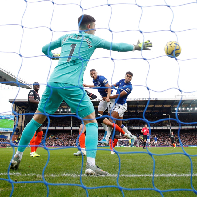Proses gol Richarlison ke gawang Chelsea. Foto: REUTERS/Andrew Yates