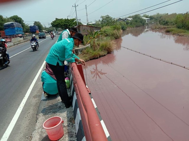 Air sungai Cacaban di Desa Maribaya, Kecamatan Kramat, Kabupaten Tegal berwarna pink. (Foto: Dok. DLH Tegal.