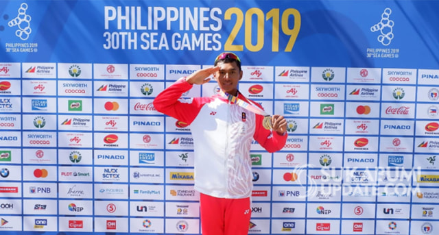 Bripda Denri Maulidzar Alghiffari saat menunjukan medali emas yang diraihnya di cabor Dayung nomor Mens Pair jarak 2.000 meter pada ajang Sea Games 2019 di Filipina. | Sumber Foto:Istimewa