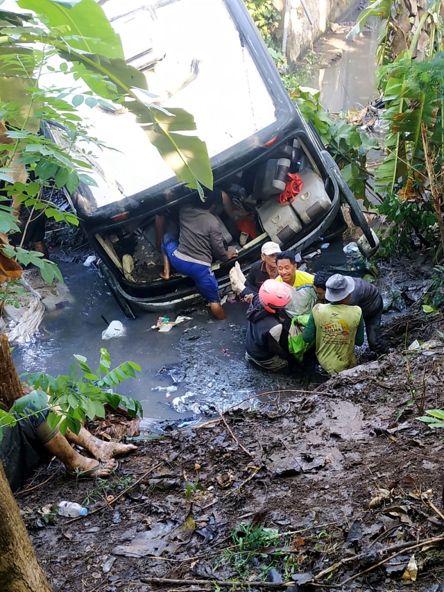 Warga mengevakuasi korban dari dalam Bus Pariwisata Fabian Anugerah Trans Nopol AG 7555 UR yang tertibat kecelakaan dan terjun ke Sungai Judel, Blitar. Foto: ANTARA FOTO/Dwi Harry/IA