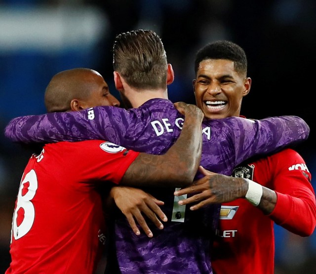 Marcus Rashford (kanan) merayakan kemenangan atas Manchester City bersama rekan-rekannya. Foto: Action Images via Reuters/Jason Cairnduff