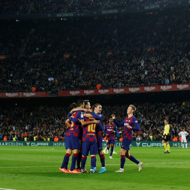 Para pemain Barcelona merayakan kemenangan. Foto: REUTERS/Albert Gea