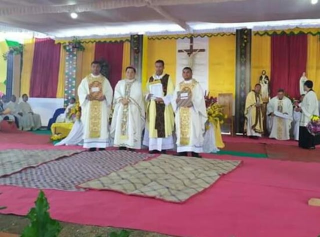 Ketiga imam baru pose bersama Administrator Apostolik Keuskupan Ruteng Mgr. Silvester San, Pr. Foto: istimewa. 