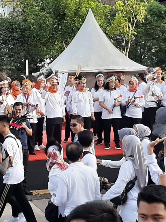Ibu Negara Iriana Joko Widodo membuka Jalan Sehat dalam rangka peringati Hari Ibu di Parkir Timur, GBK, Senayan, Jakarta Foto: Raga Imam/kumparan 