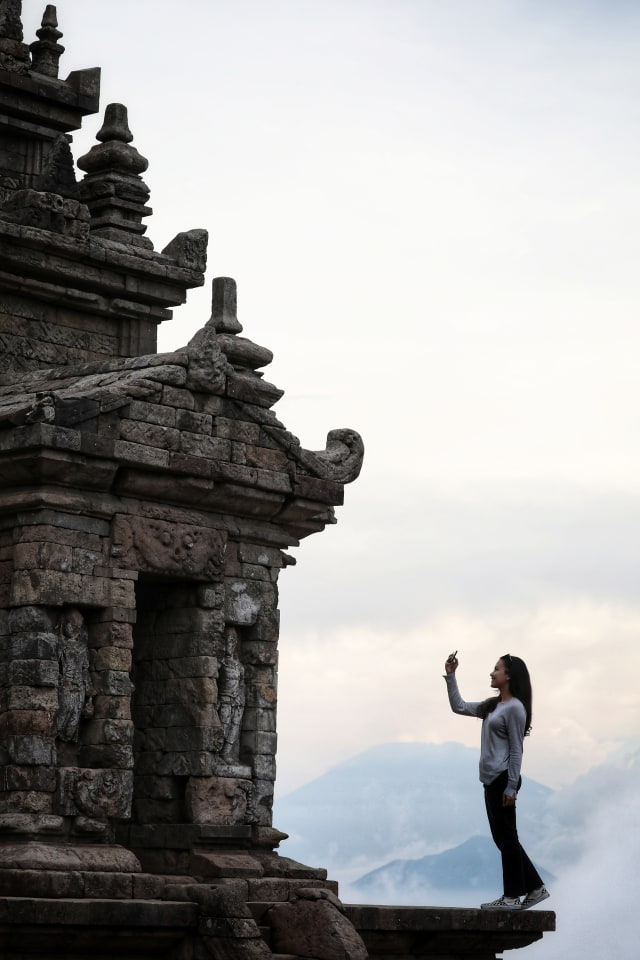 Pengunjung swafoto di Kompleks Candi Gedong Songo, Bandungan, Semarang, Jawa Tengah. Foto: Aditia Noviansyah/kumparan 