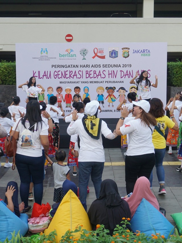 Warga mengikuti peringatan Hari AIDS Sedunia yang digelar Kementerian PPA di trotoar Gedung Chase Plaza, Jakarta, Minggu (8/12).  Foto: Nugroho Sejati/kumparan 