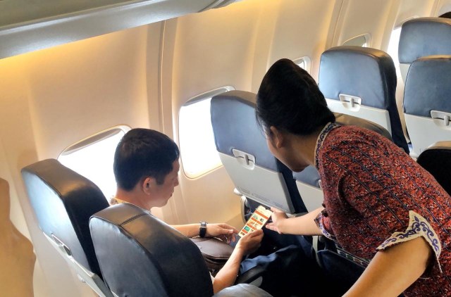 Ilustrasi penumpang yang sedang menikmati fasilitas Lion Entertainment Foto: Dok. Lion Air
