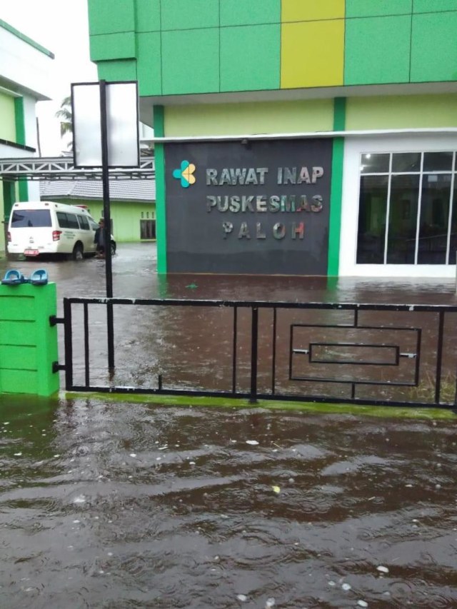 Puskesmas Paloh terendam banjir di Sambas, Kalbar. Foto: Dok. Istimewa