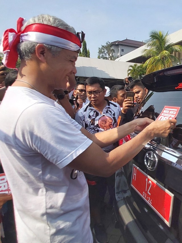 Gubernur Jawa Tengah, Ganjar Pranowo tempel stiker antikorupsi di mobil dinas Pemprov Jateng dalam rangka Hari Antikorupsi Dunia (Hakordia) 2019. Foto: Afiati Tsalitsati/kumparan 