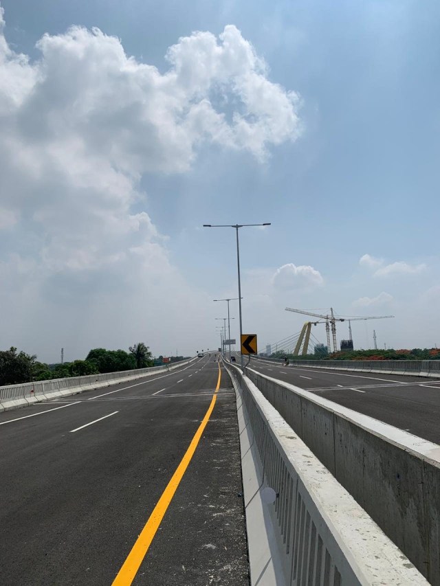 Suasana di Tol Layang Jakarta-Cikampek KM 20.
 Foto: Mirsan Simamora/kumparan 