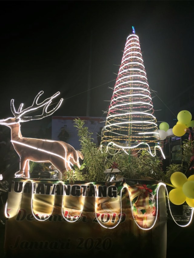 Kendaraan Hias bertemakan pohon terang dan rusa kutub dalam Pawai Selebrasi Natal di Kota Tomohon