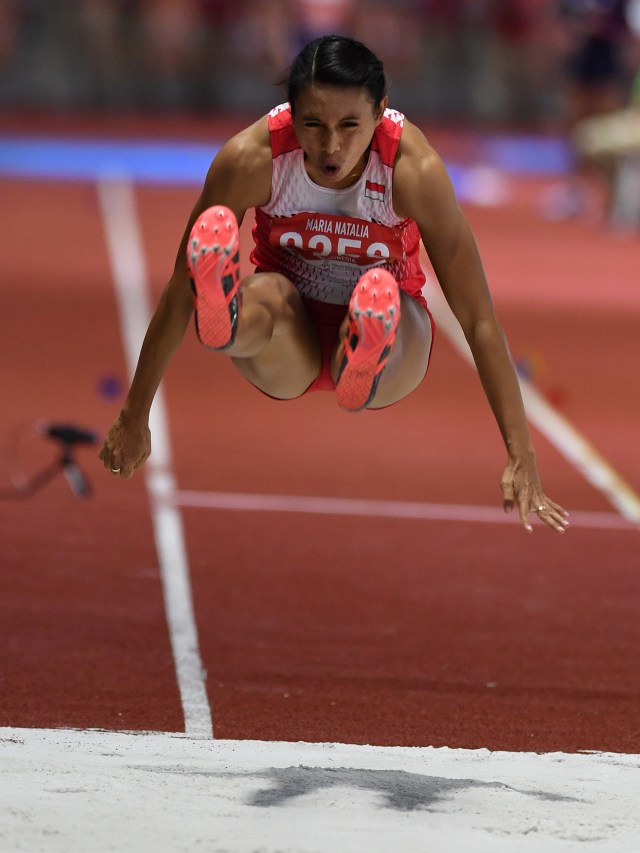 Atlet lompat jangkit Indonesia, Maria Natalia Londa, melompat pada pertandingan lompat jangkit putri SEA Games ke-30 di Stadion Atletik New Clark, Filipina.  Foto: ANTARA FOTO/Nyoman Budhiana