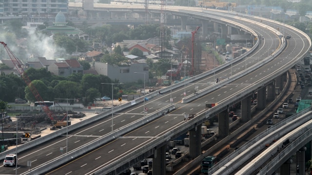 Suasana jalan Tol layang Jakarta-Cikampek II (Elevated) di Bekasi, Jawa Barat.  Foto: ANTARA FOTO/Risky Andrianto