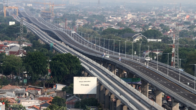 Suasana jalan Tol layang Jakarta-Cikampek II (Elevated) di Bekasi, Jawa Barat.  Foto: ANTARA FOTO/Risky Andrianto