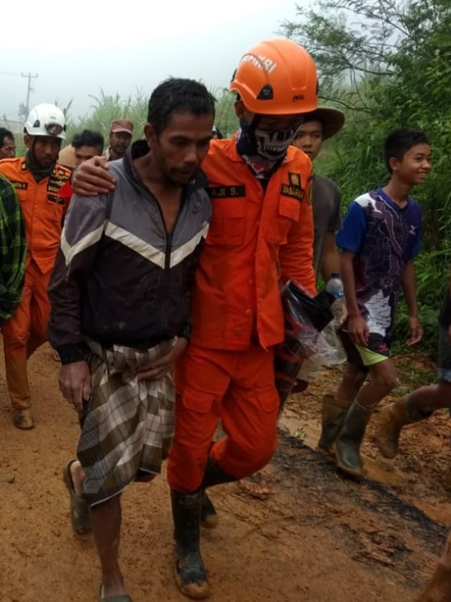 Anggota BPBD Banten evakuasi penambang di Citorek Kidul, Banten. Foto: Dok. BNPB