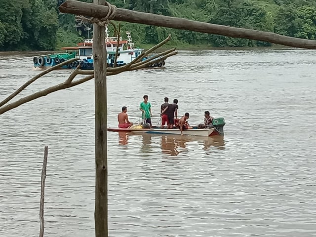 Proses pencarian anak tenggelam di Kecamatan Sepauk Kabupaten Sintang. Foto: Dok. IPTU Suwaris