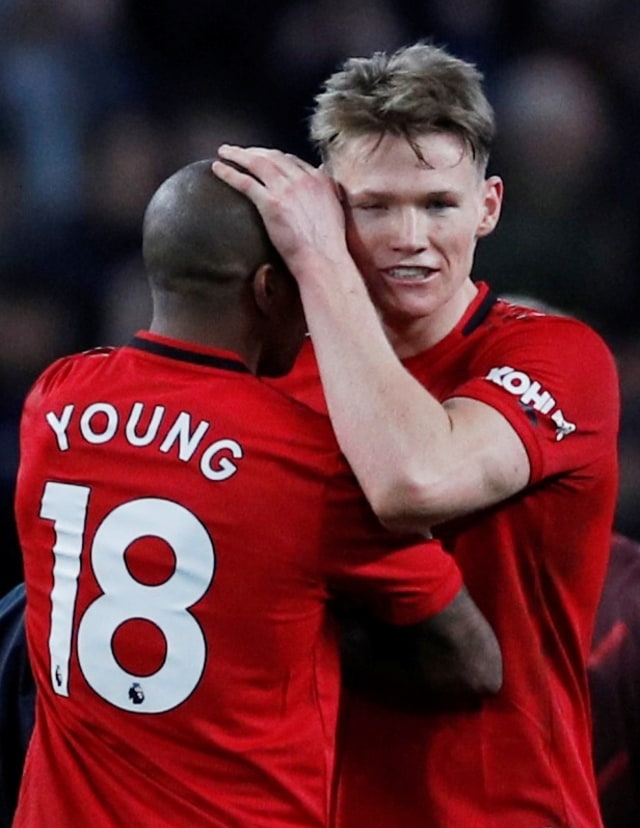 Dua pemain Man United, Scott McTominay dan Ashley Young, merayakan kemenangan timnya. Foto: Phil Noble/Reuters