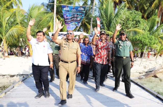 Gubernur Papua Barat Dominggus Mandacan bersama rombongan saat tiba di Pulau Rutum usai mengunjungi pulau terluar Indonesia, Pulau Fani. (Foto Humas Pemprov Papua Barat)