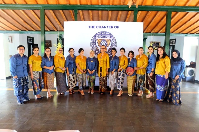 GKR Mangkubumi (tengah) saat peluncuran  Soroptimist Internasional Charter Yogyakarta pekan lalu, tepatnya di Ndalem Wironegaran. Foto: atx.