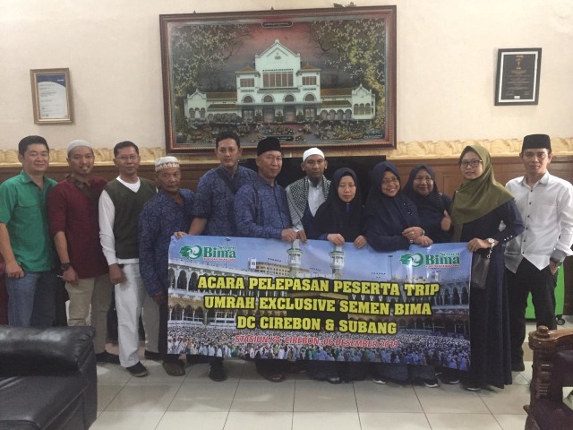 Jamaah Umroh Pemilik Toko Bersama Semen Bima saat di Stasiun Kejaksan Cirebon