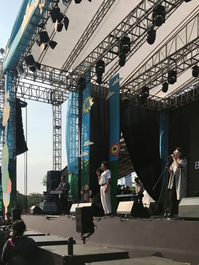 Aksi panggung Hindia di Joyland Festival 2019 hari kedua, Minggu (8/12).  Foto: Regina Kunthi Rosary/kumparan