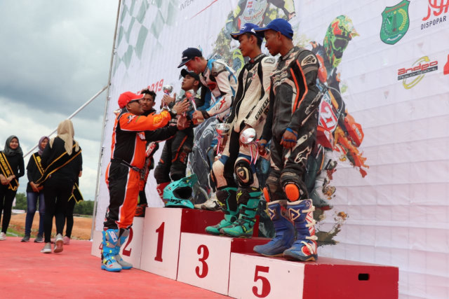 Bupati Musi Banyuasin (Muba) Dodi Reza Alex (DRA) saat memberikan tropi pemenang Muba Internasional Supermoto 2019, Minggu (8/12). Foto. Ardhiansyah Nugraha /Urban ID.