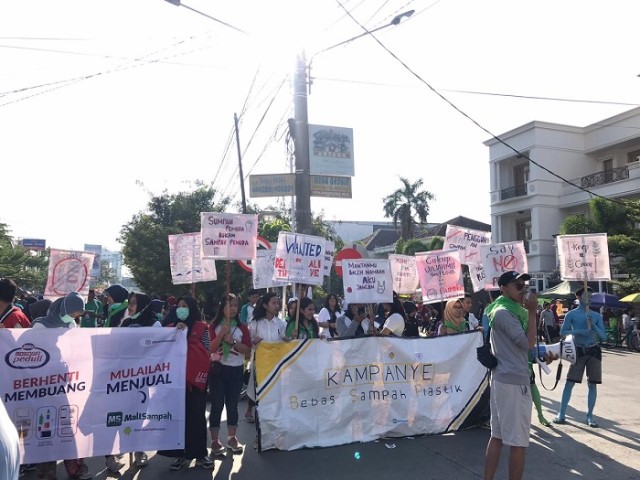 KSR PMI Unibos Kampanyekan Bebas Sampah Plastik di Makassar (48541)