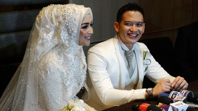 Konferensi pers pernikahan Rezky Aditya dan Citra Kirana