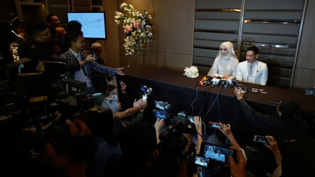 Konferensi pers pernikahan Rezky Aditya dan Citra Kirana