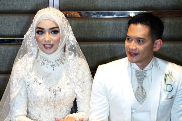 Konferensi pers pernikahan Rezky Aditya dan Citra Kirana